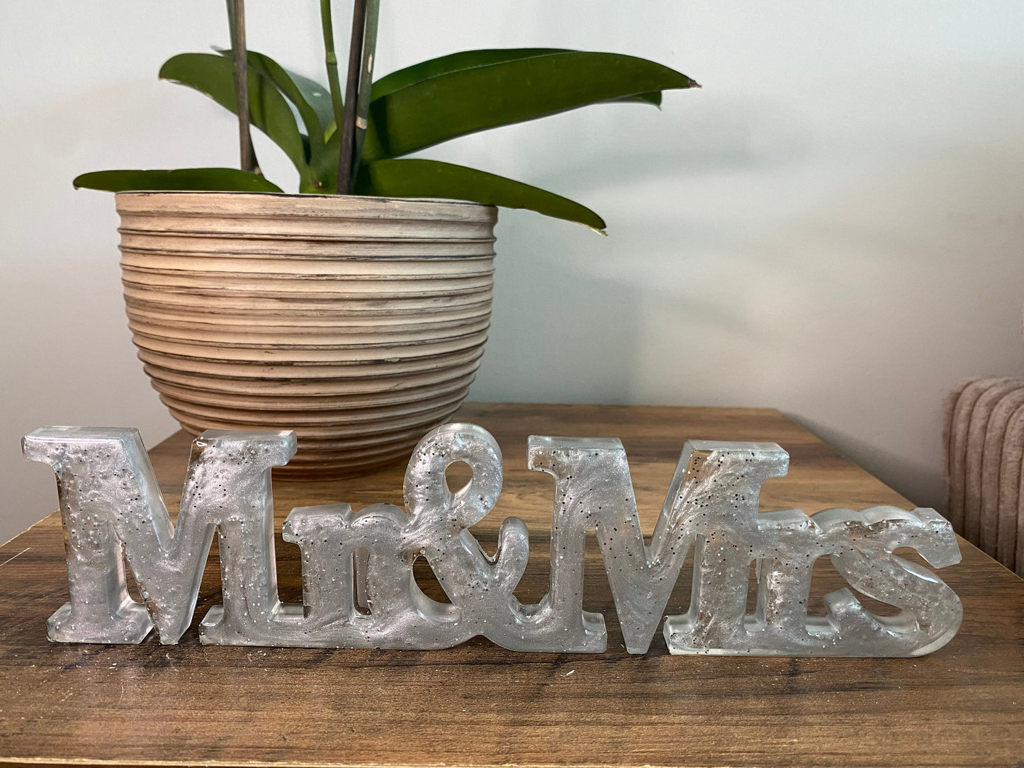 Mr & Mrs Sign